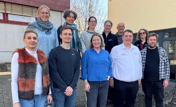 Ein Gruppenfoto mit vielen Personen.