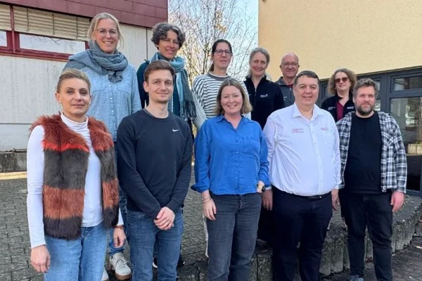 Ein Gruppenfoto mit vielen Personen.