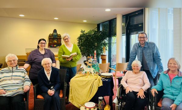 Eine Personengruppe lächelt in die Kamera