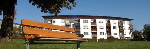 Das Bild zeigt die des Hauses Lebensräume für Jung und Alt Vogt mit einer Bank im Vordergrund