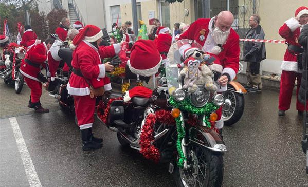 Viele Personen als Nikolaus verkleidet mit Motorrädern.