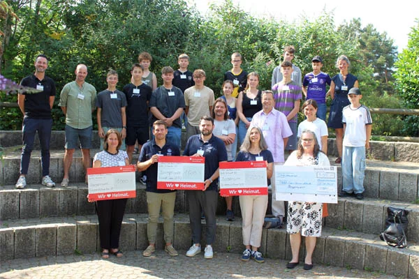 Bergwoche Das Foto zeigt eine Gruppe an Personen mit den Sponsoren.