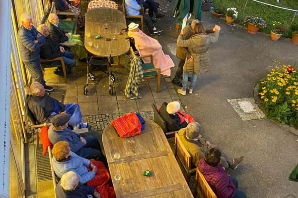 Bild aus der Vogelperspektive der Zuhörer und Zuhörerinnen