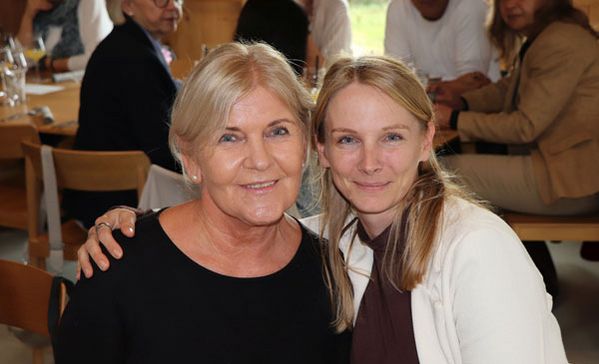 Zwei Frauen schauen in die Kamera.