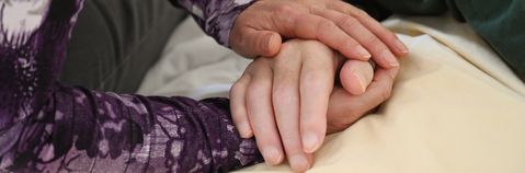 Das Bild zeigt eine Hand, die eine andere Hand hält