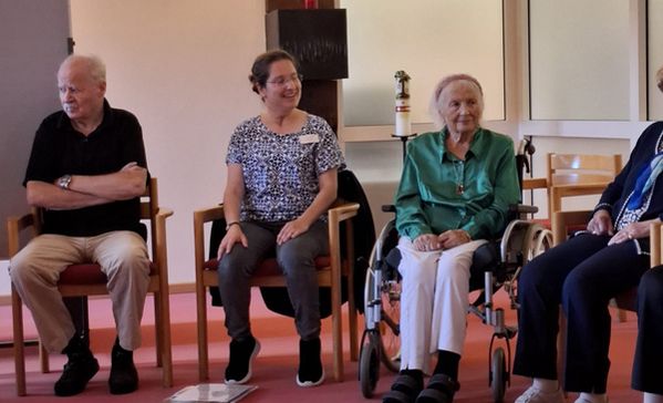 das bild zeigt eine gruppe dementer menschen im stuhlkreis