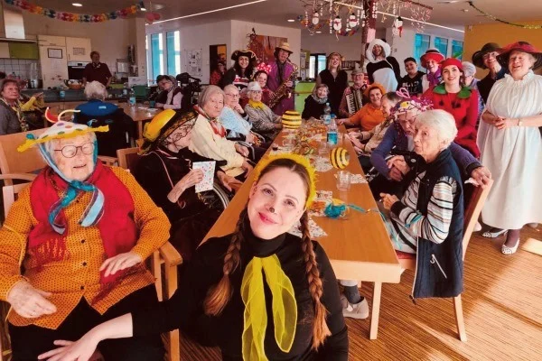 Das Bild zeigt ältere Menschen mit Fasnetsbesuchern