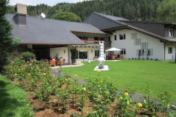Lebenswelt St. Antonius Ein Haus mit einem blühenden Garten
