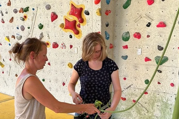 Das Bild zeigt Anne und Andrea Sprenger bei der Vorbereitung