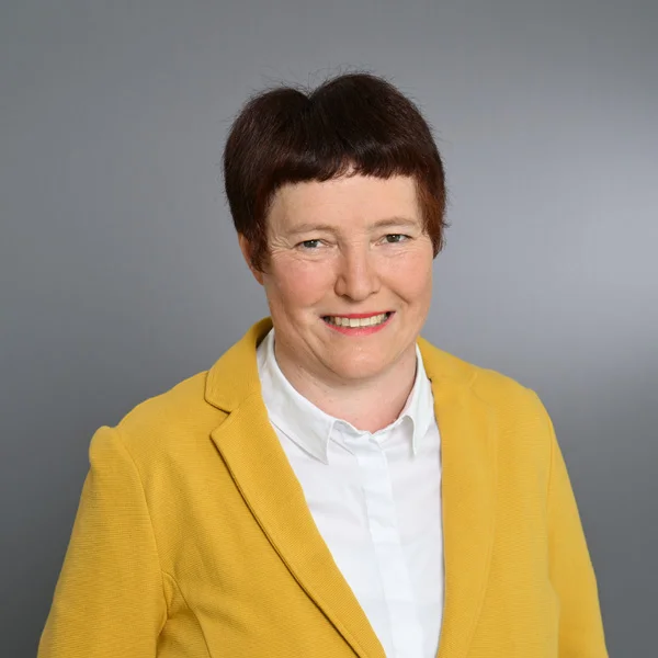 Portraitfoto Eine Frau lächelt in die Kamera für ein Portraitfoto.