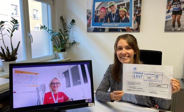 Das Bild zeigt die virtuelle Übergabe des Spendenschecks
