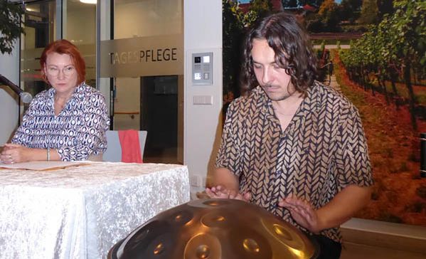 Frey-Ehlich Buchautorin Petra Frey mit Manuel Ehlich am Marimbafon