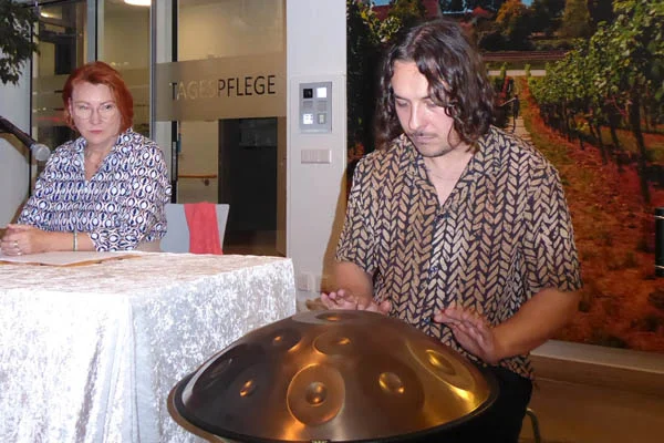 Buchautorin Petra Frey mit Manuel Ehlich am Marimbafon 