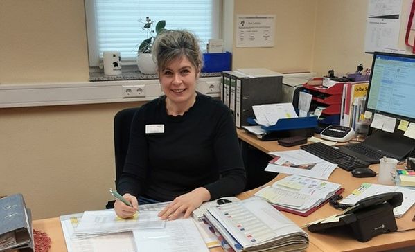 Arbeitsplatz Pflege – Einrichtungsleiterin Meryem Gottschalk Dikbas erzählt Das Bild zeigt Einrichtungs- und Pflegedienstleiterin Meryem Gottschalk-Dikbas in ihrem Büro im Haus der Pflege St. Wunibald in Scheer.