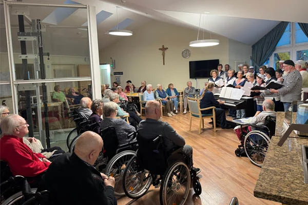 Viele Personen singen zusammen.