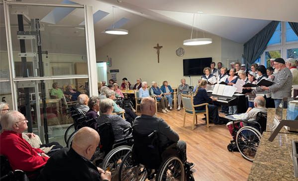 Viele Personen singen zusammen.