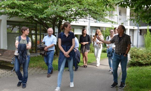 Gemeinwesenarbeiter Harald Enderle erläuterte den Teilnehmerinnen, wie er das Zusammenleben in der Wohnanlage moderiert. Diese Rolle interessierte besonders. 