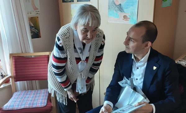 Eine Frau und ein Mann unterhalten sich.