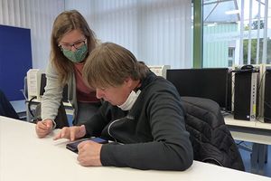 Das Bild zeigt die Netz Checker bei der Arbeit Das Bild zeigt die Netz Checker bei der Arbeit