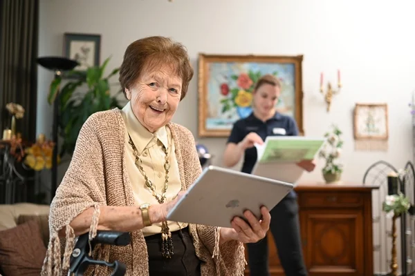 Service-Wohnen Tettnang Das Bild zeigt eine Frau mit einem Tablet