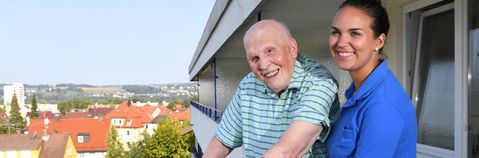 Das Bild zeigt einen Mann und eine Frau auf einem Balkon