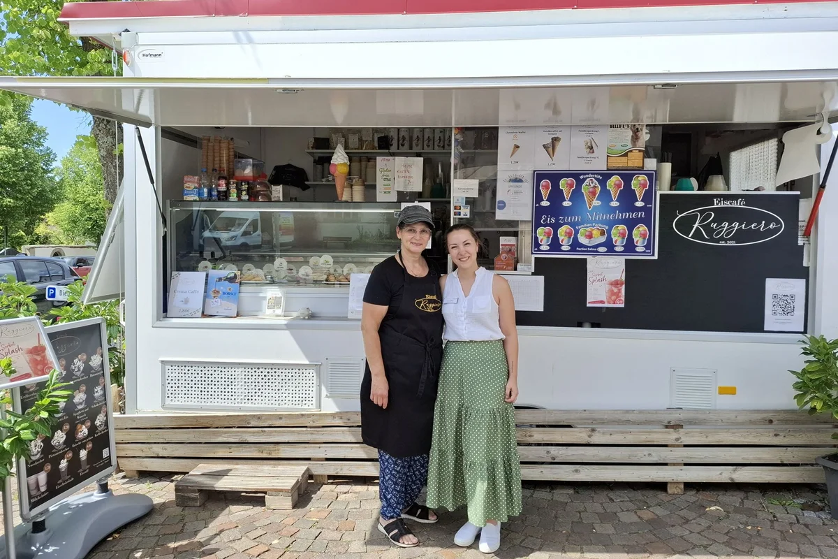Eisaktion im Haus der Pflege Martinus Zwei Frauen stehend lächelnd vor einem großen Eiswagen.