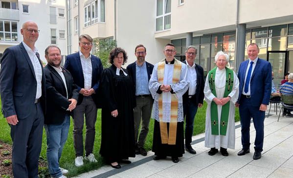 Eröffnungsfeier Ein Gruppenbild einiger Beteiligten