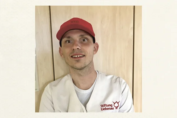 Das Bild zeigt Achim Brolich, WfbM-Beschäftigter Wäscherei, Liebenauer Arbeitswelten