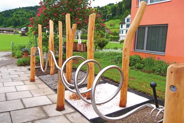 Sportgeräte im Garten Das Bild zeigt ein bogenförmiges Sportgerät