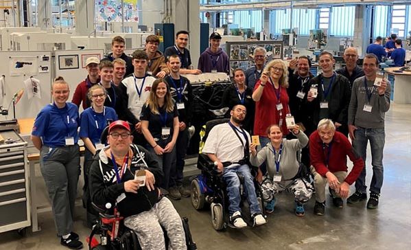 Aktion Schichtwechsel Das Gruppenfoto zeigt Beschäftigte der Liebenauer Arbeitswelten und Azubis von der MTU.