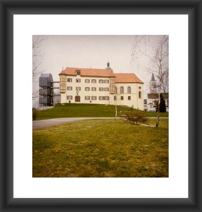 Im Jubiläumsjahr 1980 erhält das Liebenauer Schloss eine neue Bestimmung. Wo die Betreuung von Menschen mit Behinderungen 1870 begonnen hatte, finden nun Fortbildungen und Schulungen für interne und externe Fachkräfte, Führungspersonal und freiwillig Engagierte statt. Das Schloss wird innen umgebaut und gründlich renoviert. Für einen barrierefreien Zugang muss der noch aus dem Jahre 1909 stammende Anbau einem modernen Aufzugturm weichen. Im Schloss befinden sich nun die meisten Kunstwerke und antiken Möbel aus dem Besitz der Stiftung.  Das Bild zeigt das Schloss Liebenau in den 80er Jahren. 
