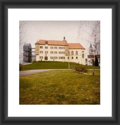 Im Jubiläumsjahr 1980 erhält das Liebenauer Schloss eine neue Bestimmung. Wo die Betreuung von Menschen mit Behinderungen 1870 begonnen hatte, finden nun Fortbildungen und Schulungen für interne und externe Fachkräfte, Führungspersonal und freiwillig Engagierte statt. Das Schloss wird innen umgebaut und gründlich renoviert. Für einen barrierefreien Zugang muss der noch aus dem Jahre 1909 stammende Anbau einem modernen Aufzugturm weichen. Im Schloss befinden sich nun die meisten Kunstwerke und antiken Möbel aus dem Besitz der Stiftung.  Das Bild zeigt das Schloss Liebenau in den 80er Jahren. 