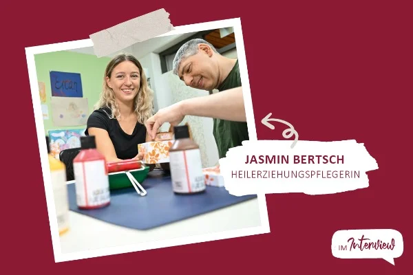 Das Bild zeigt eine junge Frau die gerade mi einem Klienten bastelt.