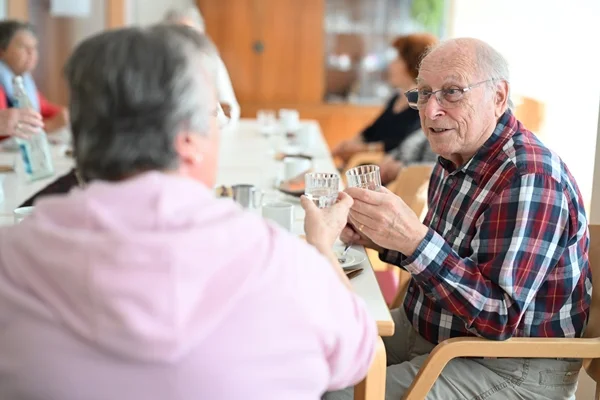Wohnanlage Berg Das Bild zeigt zwei Personen an einem Tisch