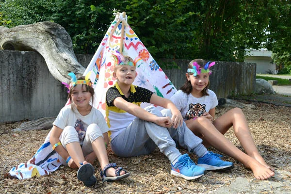 Das Foto zeigt Kinder in der Ferienbetreuung.