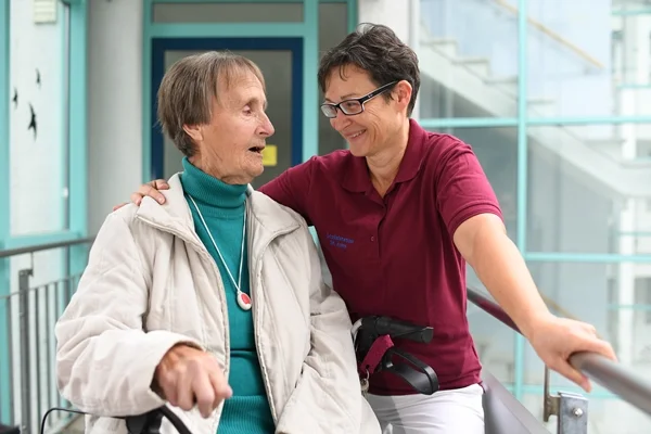 Das Bild zeigt zwei Frauen auf einem Balkon