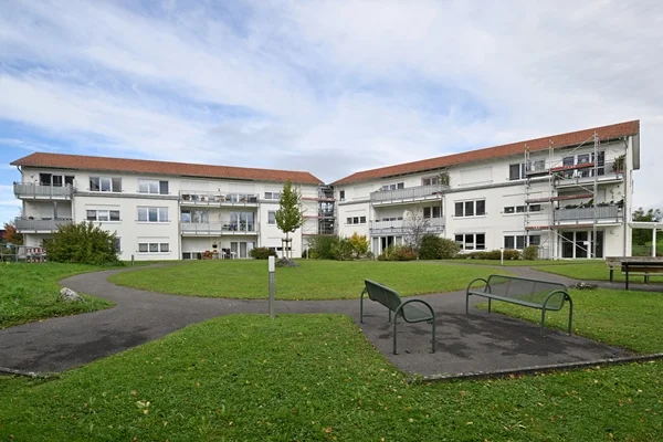 Wohnanlage Berg Das Bild zeigt die Rückansicht mit Garten des Service-Wohnen Friedrichshafen