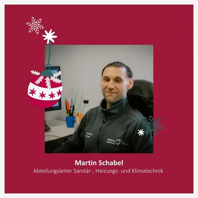 Türchen des Adventskalenders Das Foto zeigt den Mitarbeitenden an seinem Arbeitsplatz.