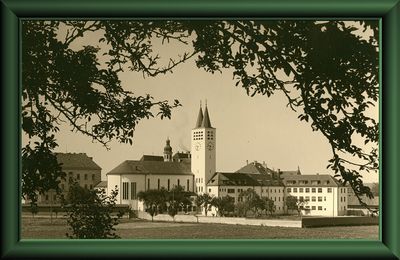 1934, Neubau der Liebenauer Kirche. Ende des Jahres 1934 wird der Neubau der Liebenauer Kirche eingeweiht, deren erste Baupläne bereits 1912 angefertigt wurden. Eine Besonderheit stellt der Turm dar: Er besitzt anstatt einer gleich zwei Turmspitzen. 1989 wird die Kirche als einer der qualitätsvollsten Bauten der Zwischenkriegszeit in Oberschwaben bezeichnet. Das Bild zeigt die Liebenauer Kirche kurz nach ihrer Fertigstellung 1934.