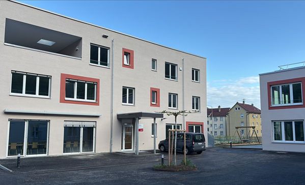Ein Gebäude von außen fotografiert.