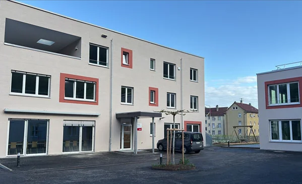 Ein Gebäude von außen fotografiert.