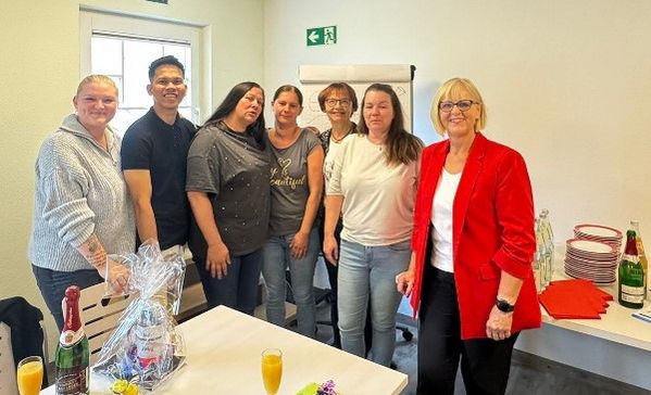 Das Bild zeigt 6 Pflegeabsolvent/innen mit Einrichtungsleitung Margot Buck