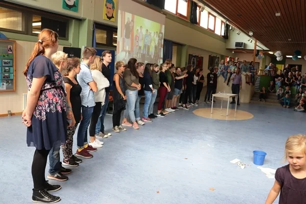 Das Bild zeigt eine Gruppe von Kindern
