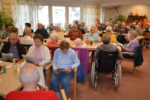 Seniorennachmittag Die Gruppe der Seniorinnen und Senioren singen.