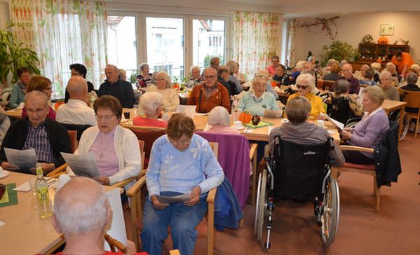 Seniorennachmittag Die Gruppe der Seniorinnen und Senioren singen.