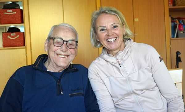 Bewohner Alfred Frick und die Teamleitung Marion Locher lächeln in die Kamera.