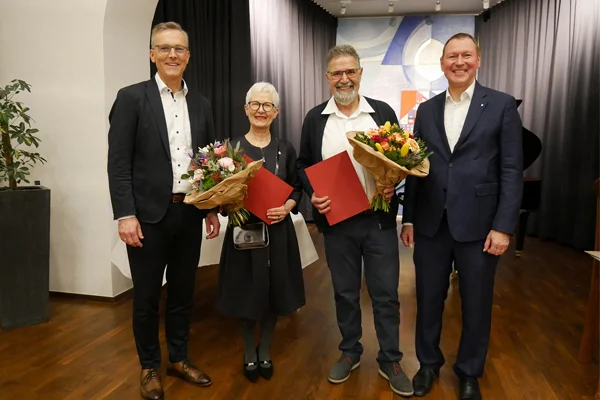 Das Foto zeigt die Ehrenzeichenträgerin Dr. Dorothea Ehrmann, den Ehrenzeichenträger Franz Völk und die Vorstände.