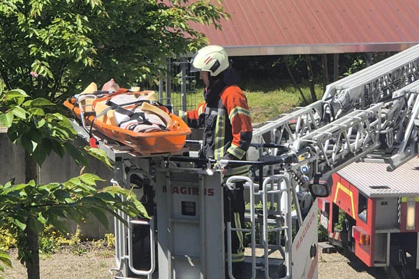 Übung der Feuerwehr Übung einer Liegendrettung