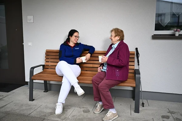 Das Bild zeigt zwei Frauen auf einer Bank