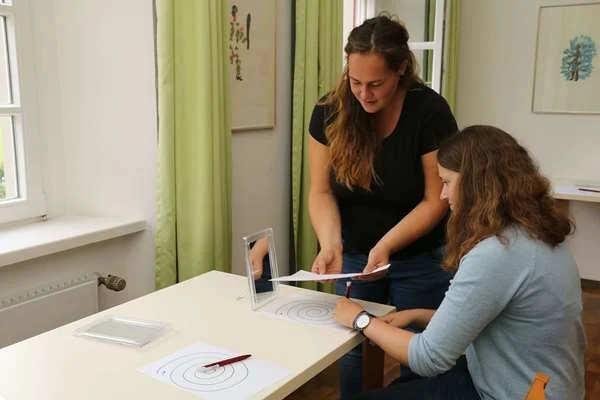 Das Bild zeigt Laura Decker mit einer Interessentin von "wissen was geht" Das Bild zeigt Laura Decker mit einer Interessentin von "wissen was geht"